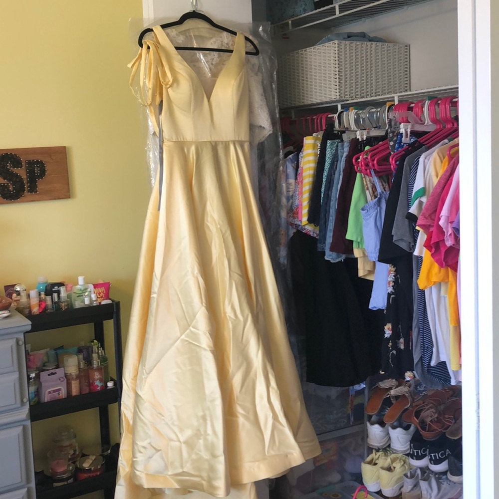 🌻Yellow Prom/FormalDress W/ Mesh Panel In Front🌻 - Picture 6 of 7